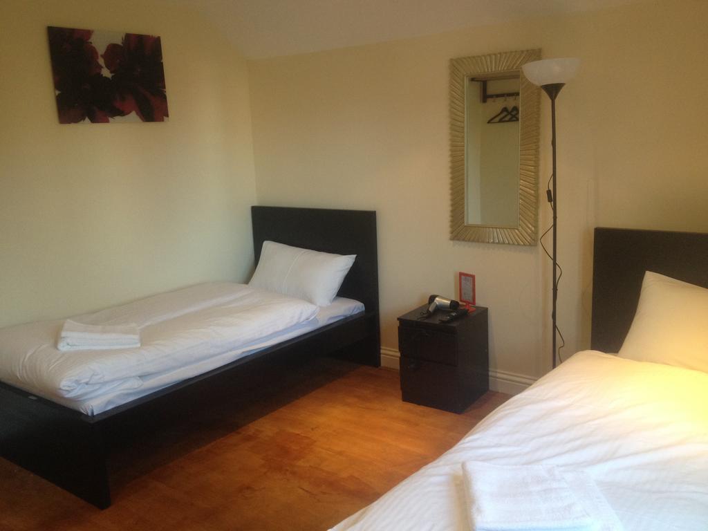 The Greyhound Cottage Chigwell Exterior photo
