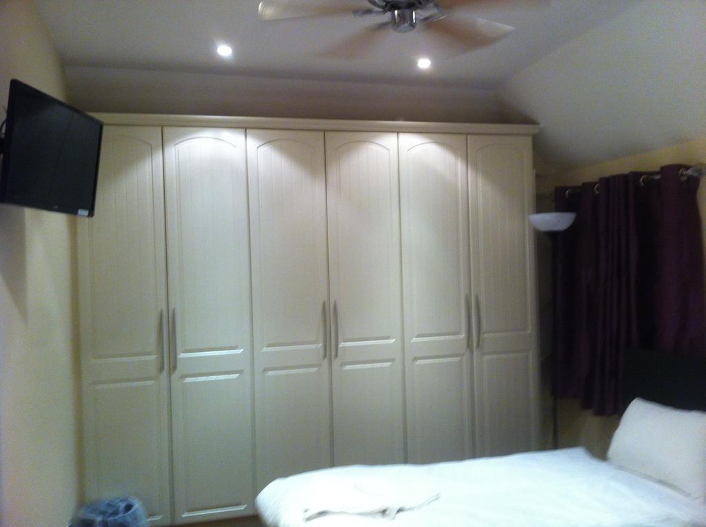The Greyhound Cottage Chigwell Room photo