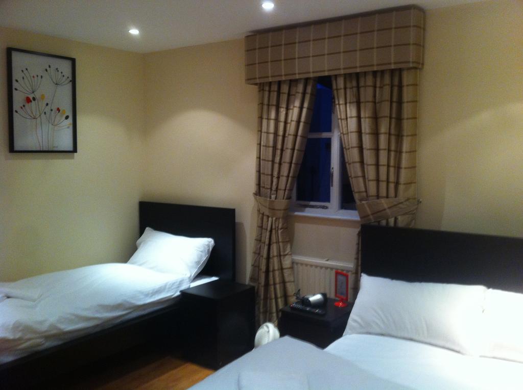 The Greyhound Cottage Chigwell Room photo