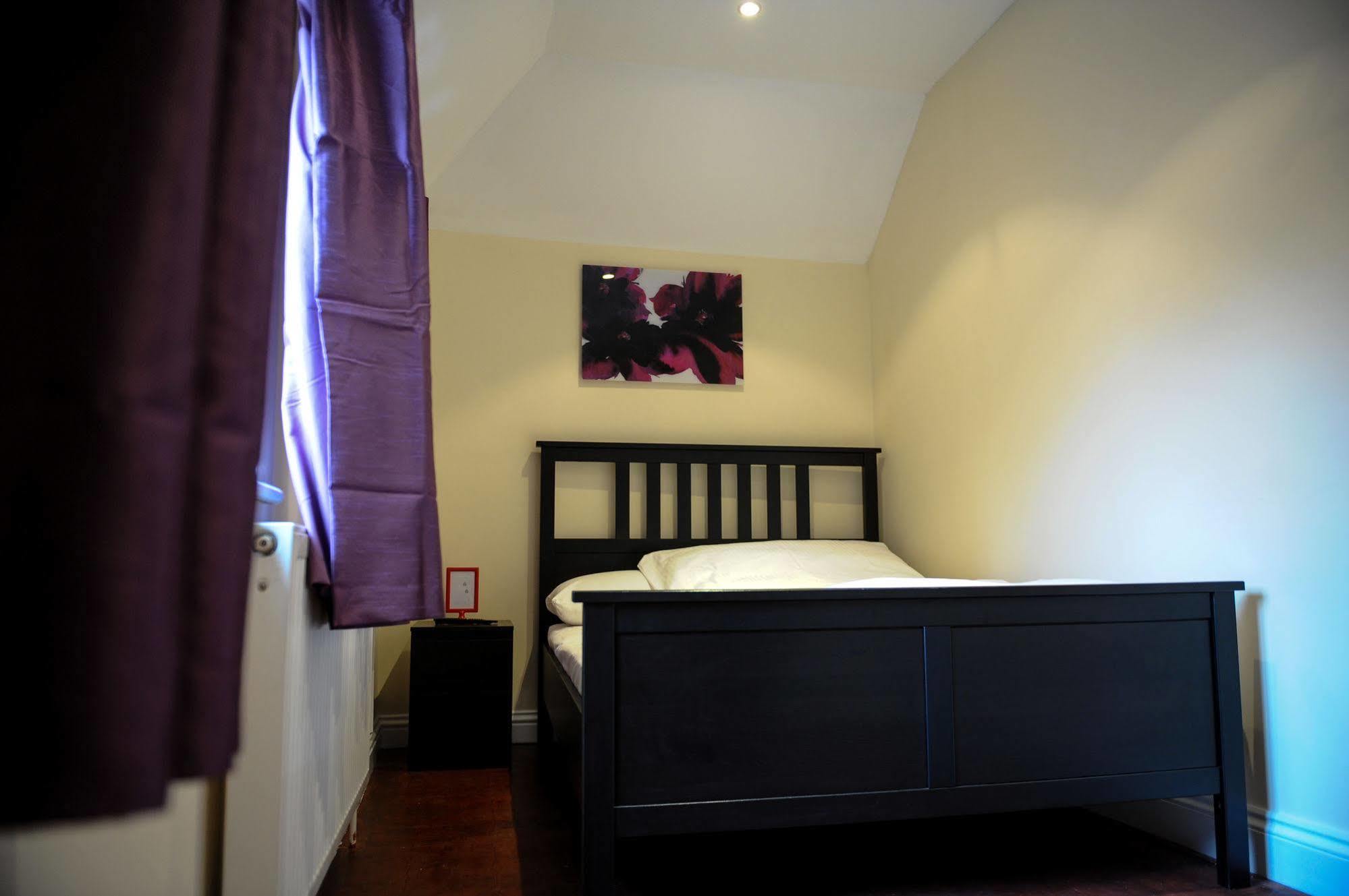 The Greyhound Cottage Chigwell Exterior photo