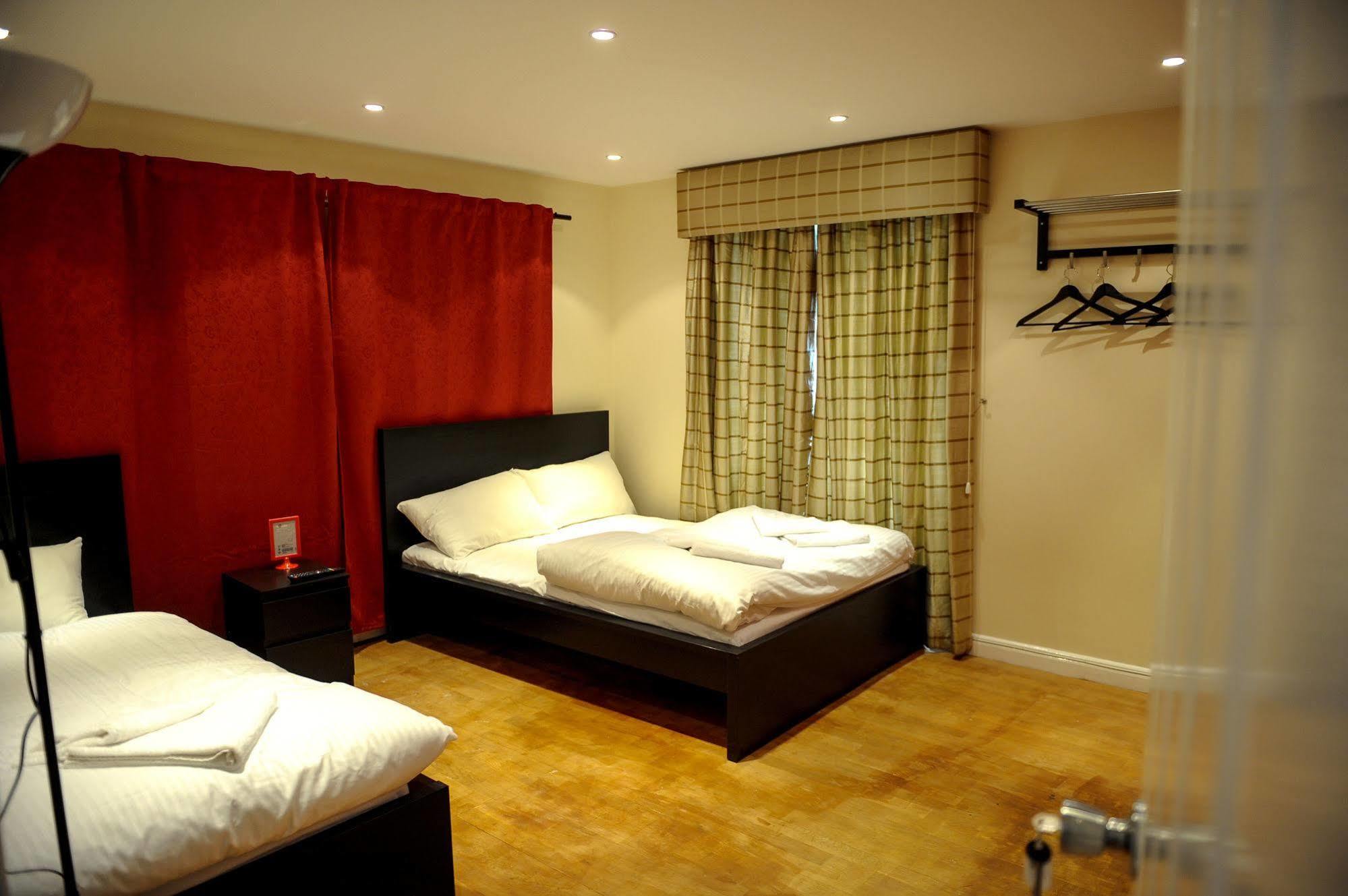 The Greyhound Cottage Chigwell Exterior photo