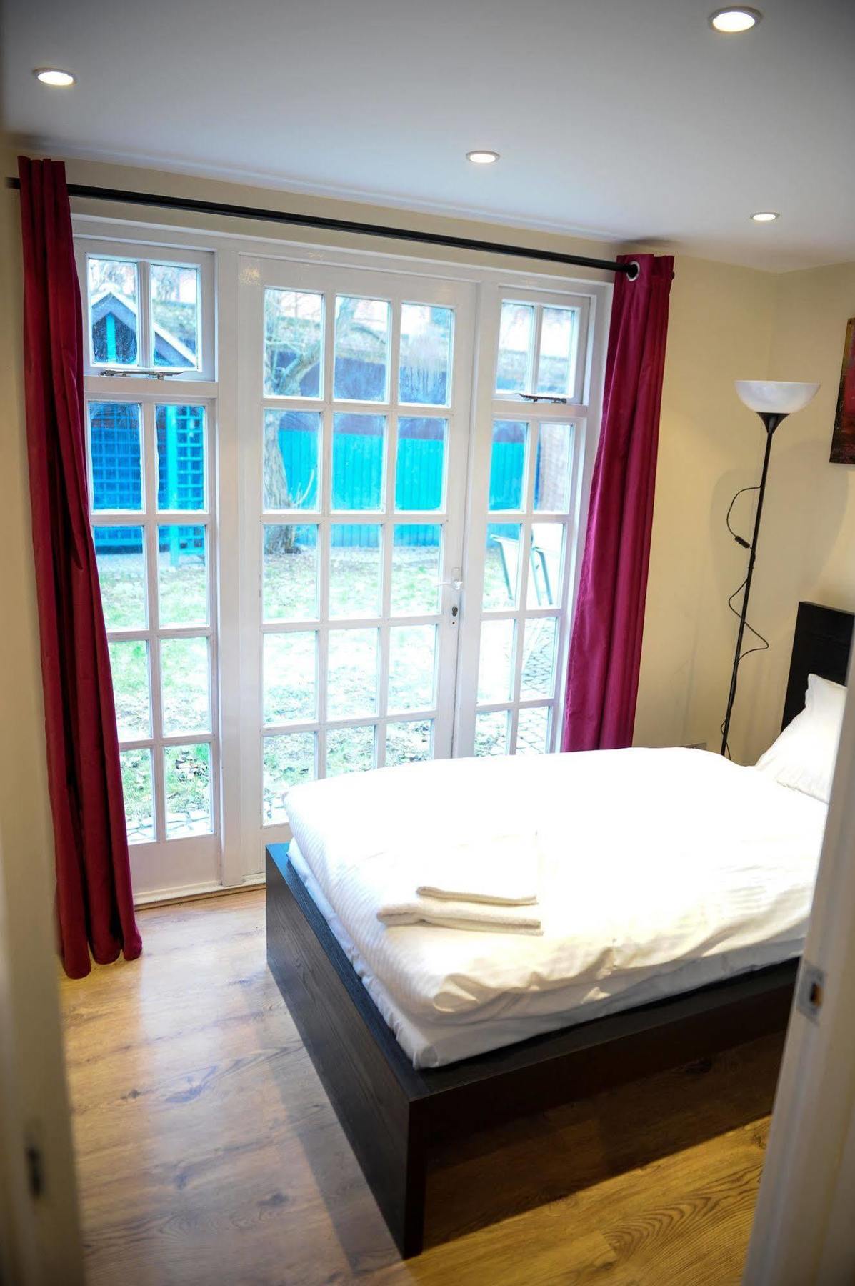 The Greyhound Cottage Chigwell Exterior photo
