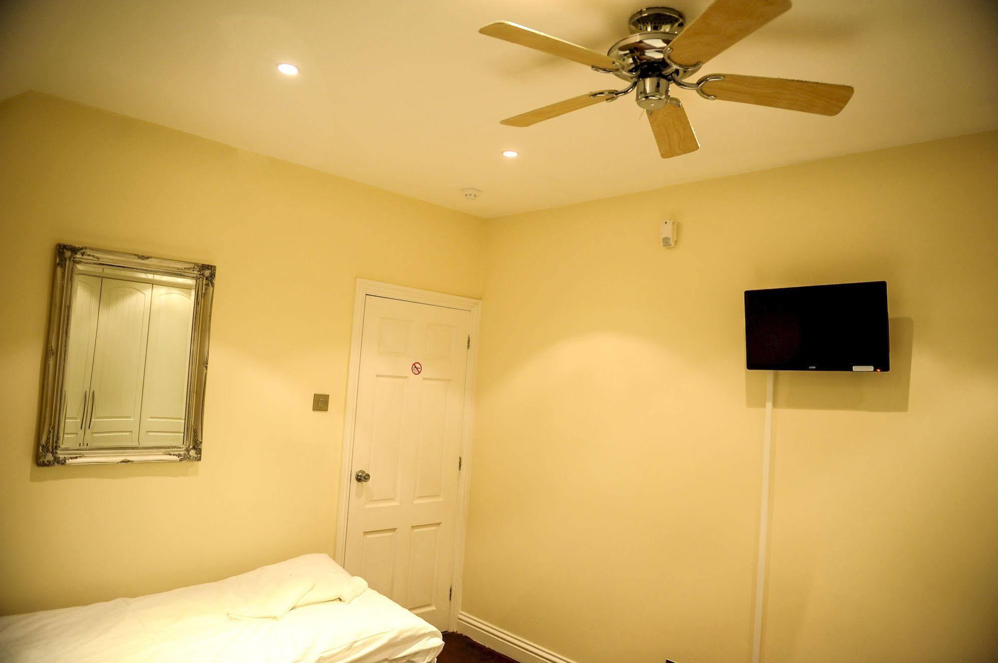 The Greyhound Cottage Chigwell Exterior photo