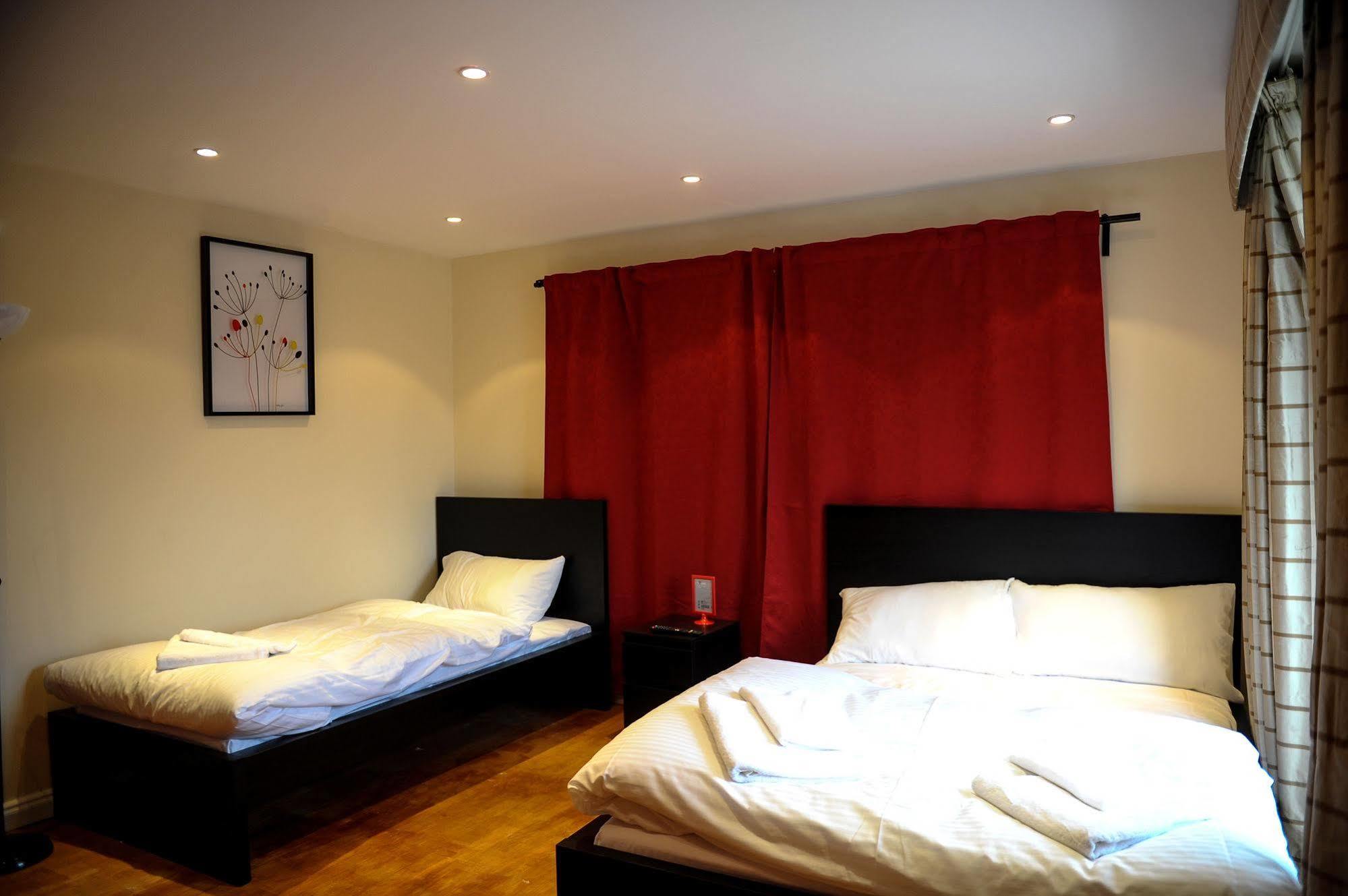The Greyhound Cottage Chigwell Exterior photo