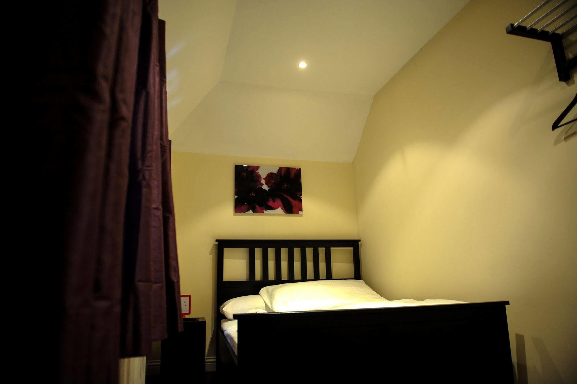 The Greyhound Cottage Chigwell Exterior photo